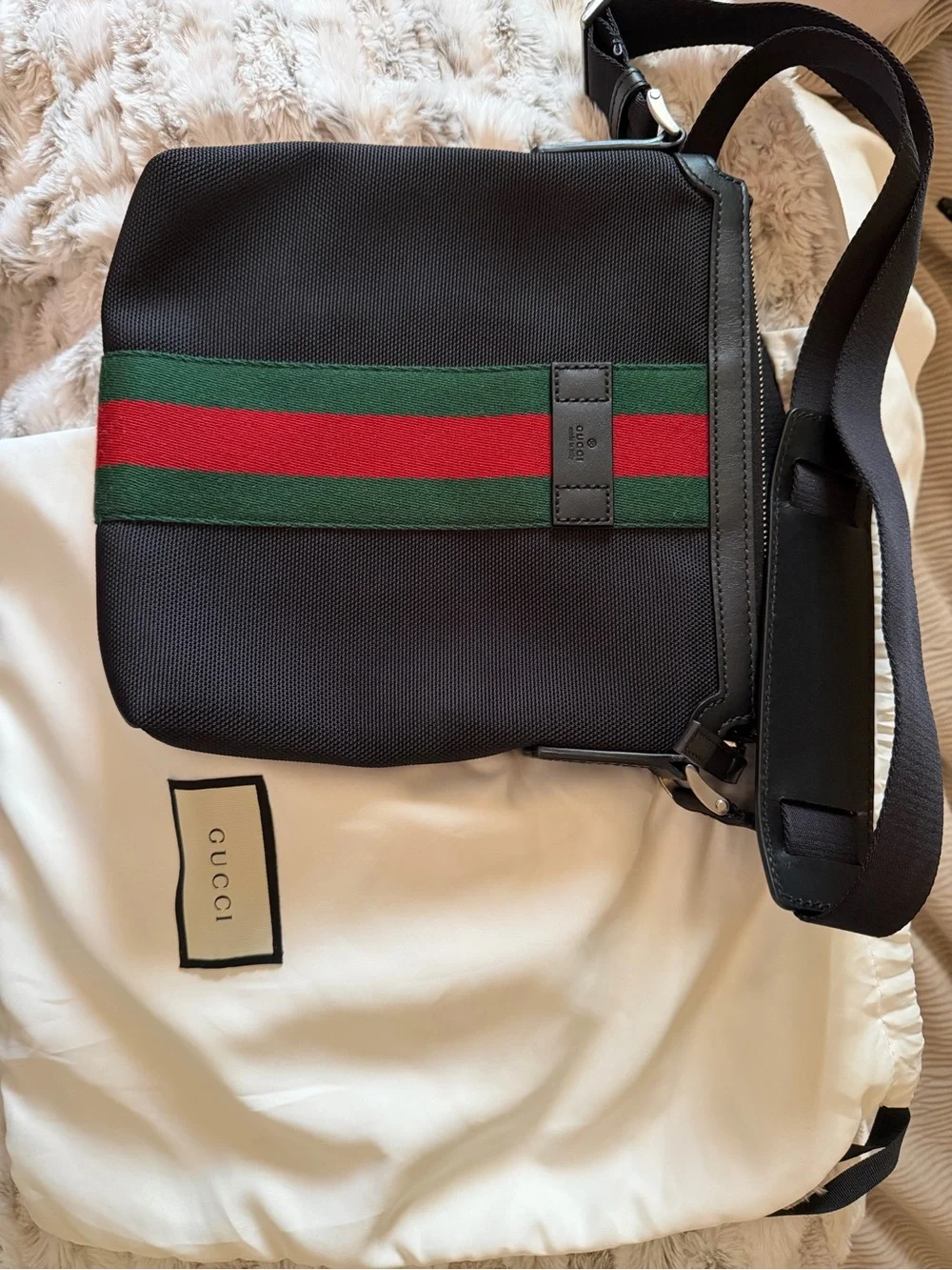 Authentic Gucci Techno Web Canvas Black Messenger Bag Green/Red Sherry Line Stap